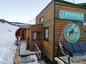 阿布特瑙Tinyhouse Postalm的雪上标有标志的小木屋