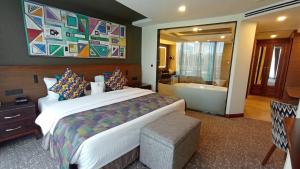 内罗毕Sarova Panafric Hotel的酒店客房配有一张床和浴缸。