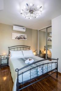 斯普利特ToMaDi Residence的一间卧室配有一张床和一个吊灯