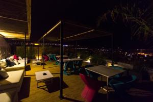 非斯里亚德布拉亚酒店的屋顶庭院在晚上配有桌椅
