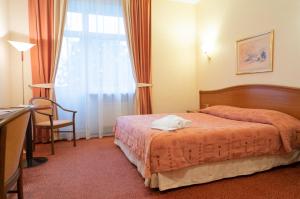 莫斯科Select Hotel Paveletskaya的酒店客房设有床和窗户。