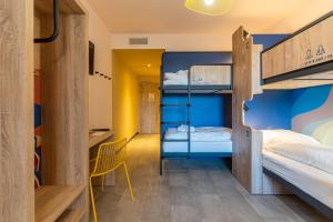 马赛MEININGER Marseille Centre la Joliette的客房设有两张双层床和一张书桌。