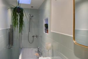 伦敦Stylish and Spacious Apartment with Terrace的带浴缸、水槽和淋浴的浴室