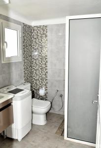 哈马马特BUNGALOW El HOUDA的浴室配有卫生间、盥洗盆和淋浴。