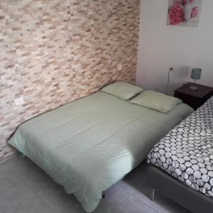 洛斯克里斯蒂亚诺斯Edificio Gavota的一间卧室设有一张床和砖墙