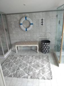 耶弗尔Ferienwohnung Christine的浴室设有淋浴角的长凳