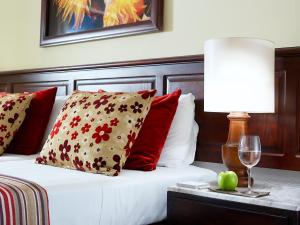 信天翁Spa度假酒店客房内的一张或多张床位