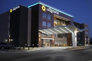 巴兹敦La Quinta Inn & Suites by Wyndham Bardstown的建筑前方有标志的酒店