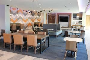 巴兹敦La Quinta Inn & Suites by Wyndham Bardstown的一间带桌椅的用餐室