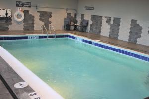 巴兹敦La Quinta Inn & Suites by Wyndham Bardstown的蓝色海水大型游泳池