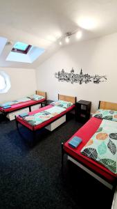布拉格Thai Sun Hostel的一间设有三张床的房间,设有窗户