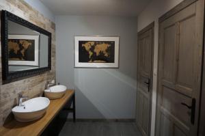 韦特利纳Powidok的浴室设有2个水槽和镜子