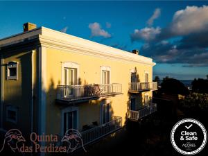 蓬塔德尔加达Quinta das Perdizes的旁边带阳台的建筑