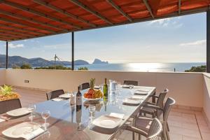 圣何塞德萨塔莱阿Villa Nubita的海景阳台上的餐桌