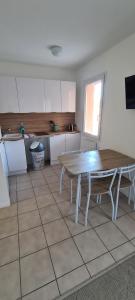 迪涅莱班Residence T2 du Golf de Digne的一间厨房,房间中间配有一张桌子