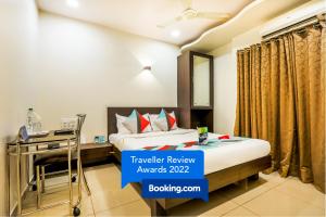 孟买FabExpress Adore Inn的酒店客房设有一张床和一张写有转账评审奖标志的书桌