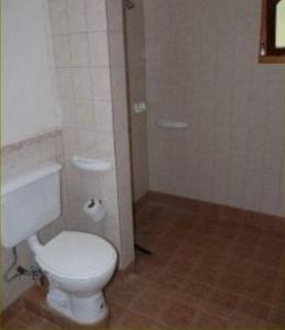 卡法亚特Cabañas Luna y Sol的一间位于客房内的白色卫生间的浴室