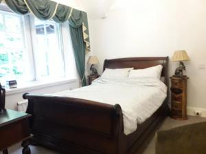 米德尔斯伯勒Brass Castle Country House Accommodation的一间卧室设有一张床和一个窗口