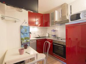 Apartment Le Florid-5 by Interhome的厨房或小厨房