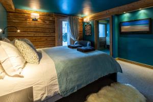 Chalet des Cimes - Chamonix All Year客房内的一张或多张床位