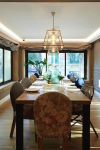 巴塞罗那阿卡德壮丽酒店的一间带木桌和椅子的用餐室