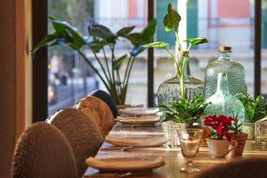 巴塞罗那阿卡德壮丽酒店的一张桌子上放着玻璃花瓶和植物