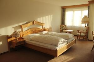 吕策尔弗吕奥伯多夫社区酒店的一间卧室配有一张木架大床