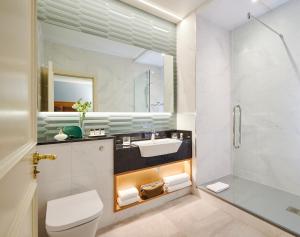 阿斯隆霍德森海湾酒店的一间带水槽、卫生间和镜子的浴室