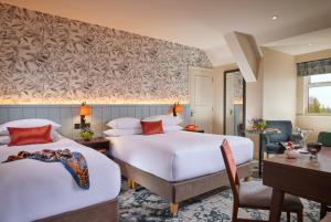 阿斯隆霍德森海湾酒店的酒店客房配有两张床和一张书桌