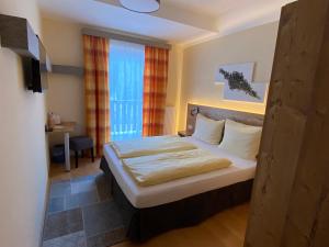 罗滕曼格勒布拉尔葛洛鲍宾馆的酒店客房设有床和窗户。