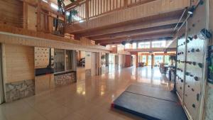 下姆沙纳Wyspa Mszanka的一间大型客房,在地板上设有带瑜伽垫的健身房