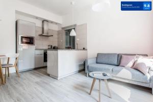 布达佩斯Kincsem Budapest Apartman的带沙发的客厅和厨房