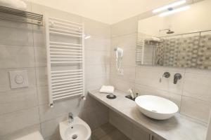 米兰Cadorna Luxury Hotel的白色的浴室设有水槽和卫生间。