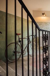 莱比锡Hostel Multitude的自行车停在墙上