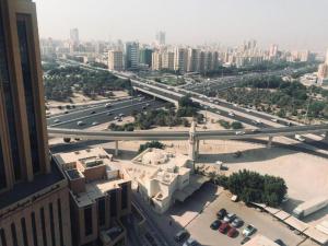 科威特Atlantis Suites Hotel的享有城市与高速公路和建筑的景色