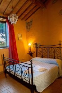 阿夸彭登泰勒荣基特农家乐酒店的一间卧室设有一张床、一个窗户和一个吊灯。