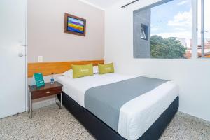 里奥内格罗Ayenda 1251 Oasis的一间卧室设有一张床和一个窗口