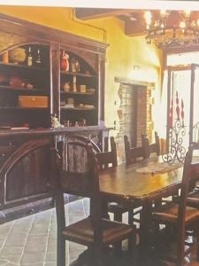 马焦内阿斯恩达农家乐一号特乐卡萨利公寓的一间带木桌和椅子的用餐室