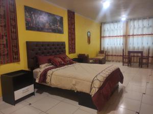 阿亚库乔Casa Sucre Ayacucho的一间卧室,卧室内配有一张大床