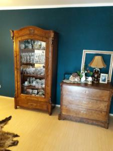哥达Ferienwohnung Antik的客房设有木制橱柜和带台灯的桌子。