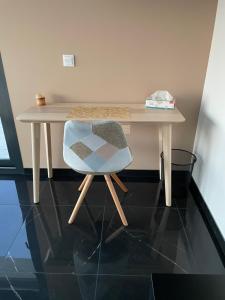 Pêro MonizA Casa da Corsica的一张木桌,椅子放在房间里