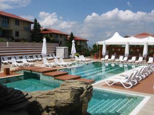索非亚特萨斯科塞洛Spa酒店的一个带躺椅和遮阳伞的游泳池