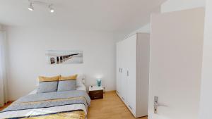 巴塞尔Unique Serviced Living @ St. Johann Davidsrain的一间卧室设有一张床和白色的墙壁