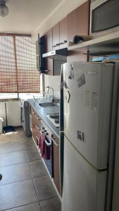 圣地亚哥Acogedor Depto excelente vista, A/C的厨房配有冰箱和水槽。