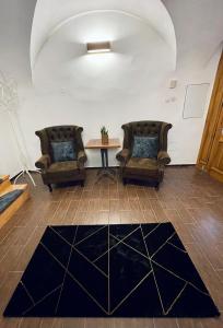科希策Dorfel的地毯间配有两把椅子和一张桌子