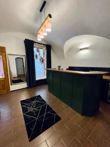 科希策Dorfel的厨房配有绿色的柜台和瓷砖地板。