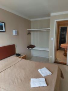 里约热内卢鲍所里尔酒店的一间卧室配有一张床,上面有两条毛巾