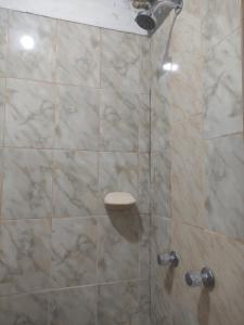 阿亚库乔Casa Sucre Ayacucho的带淋浴的浴室和玻璃门