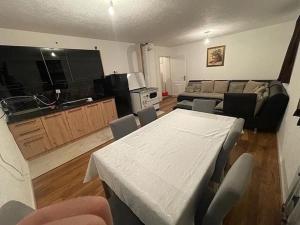 新帕扎尔Vikendica Golija的客厅配有桌椅和沙发