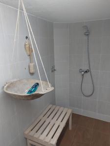 Novo ZvecevoVilla Romantica的带淋浴、长凳和水槽的浴室